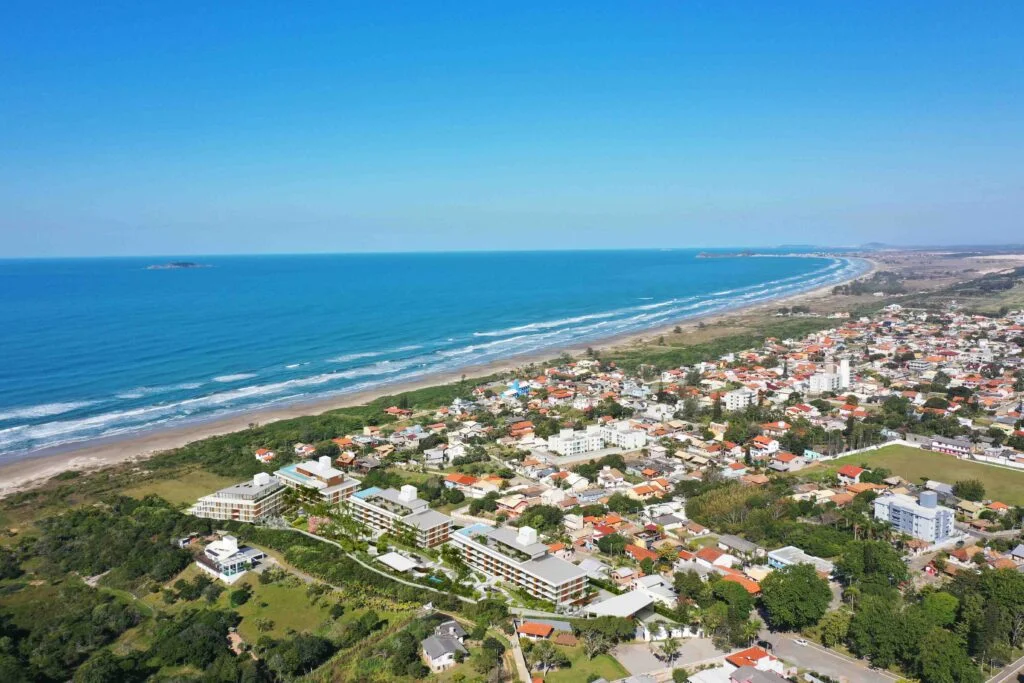 Perspectiva ilustrativa aérea da Praia da Vila, em Imbituba, com o empreendimento VIEW